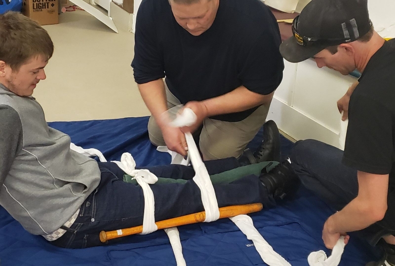 Cách sơ cứu gãy xương cẳng chân 3