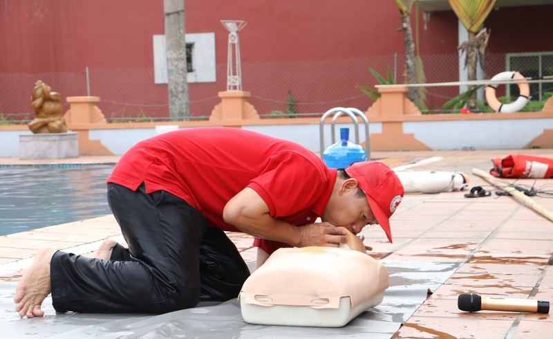 Cách sơ cứu người bị đuối nước 4