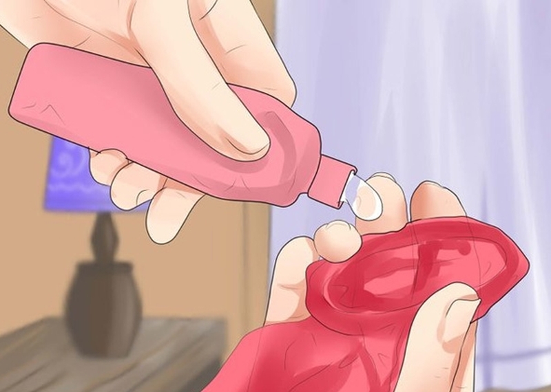 Cách dùng bao cao su cho nữ: tra thêm gel bôi trơn