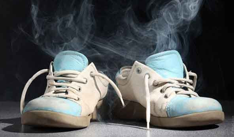 Khử mùi hôi giày bằng dầu gió