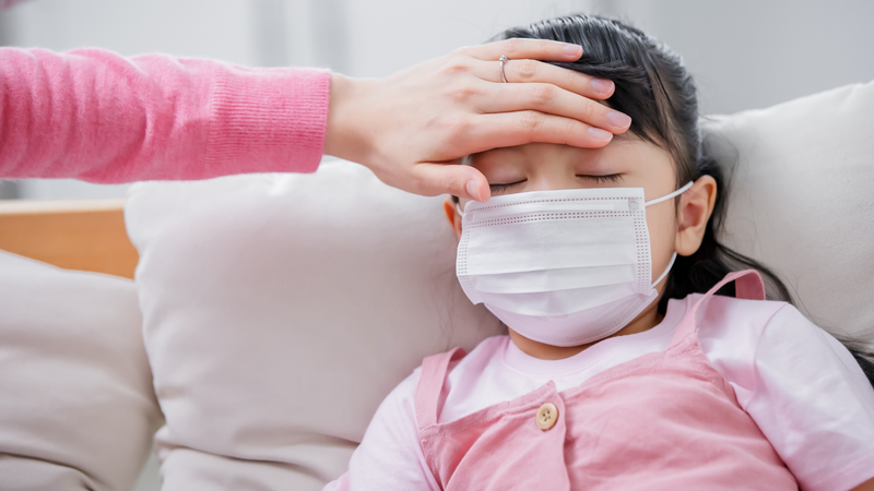 Ba mẹ cần theo dõi tình trạng của trẻ trong suốt thời gian bị sốt
