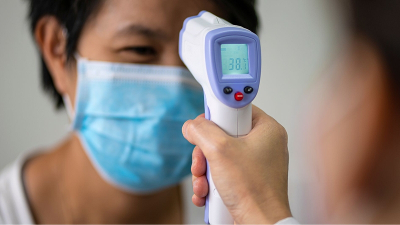 Nhiệt kế điện tử đo trán sử dụng công nghệ hồng ngoại để đo thân nhiệt qua vùng trán nhanh chóng và chính xác