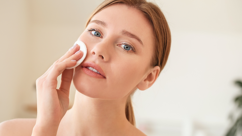 Trước khi thoa bất kỳ sản phẩm dưỡng nào, làn da cần được làm sạch hoàn toàn