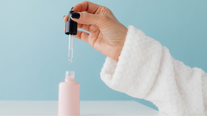 Serum cấp ẩm giúp bổ sung độ ẩm cần thiết, mang lại làn da mềm mại, mịn màng và căng bóng khỏe mạnh