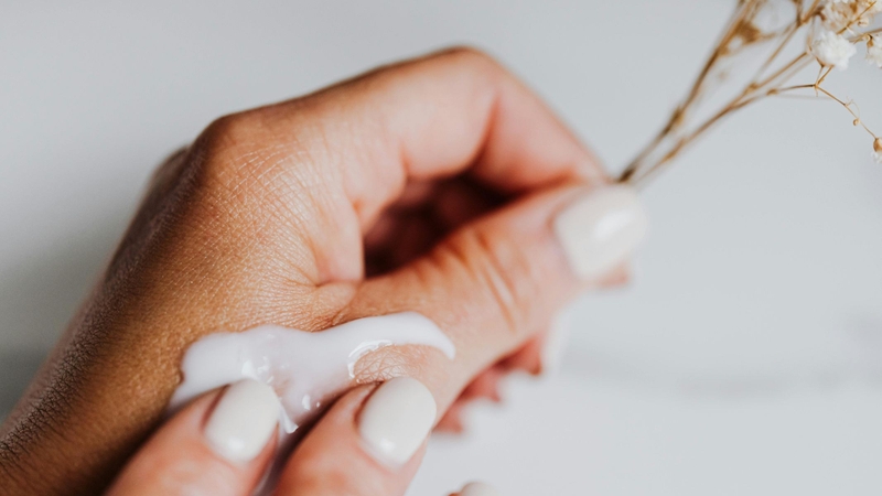 Nếu xuất hiện ngứa, rát, châm chích, mẩn đỏ hoặc mề đay, cần rửa sạch da và ngưng sản phẩm ngay