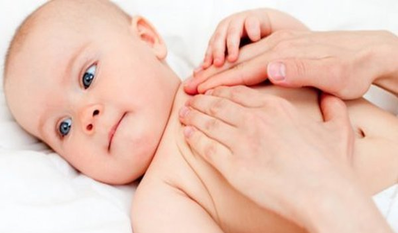 Tinh dầu khuynh diệp có tác dụng làm ấm cơ thể bé