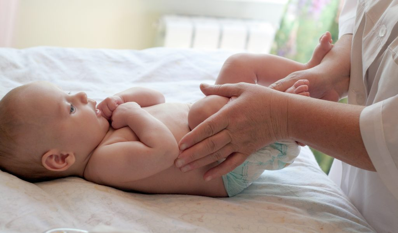 Mát xa làm ấm vùng ngực giúp bé ngủ ngon hơn