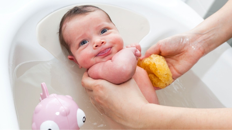 Cách tắm cho trẻ 4 tháng tuổi cần đảm bảo an toàn và đúng cách