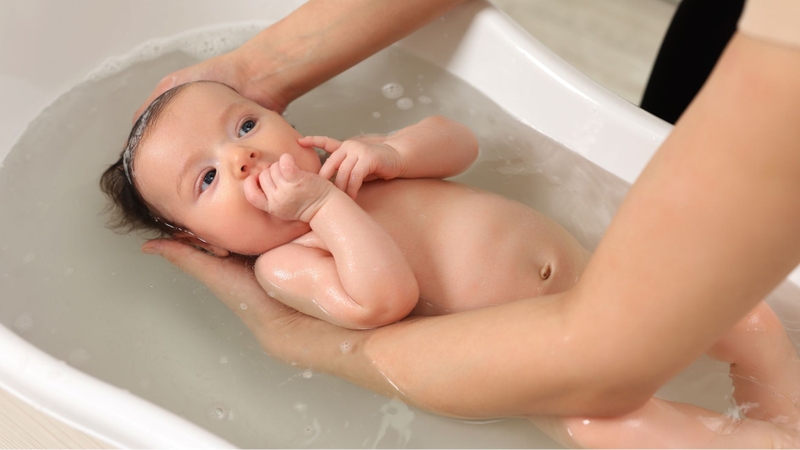Lựa chọn thời điểm tắm phù hợp với lịch sinh hoạt và trạng thái của trẻ