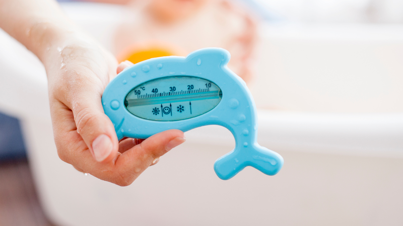 Kiểm tra nhiệt độ nước khoảng 37 - 38°C trước khi tắm cho trẻ