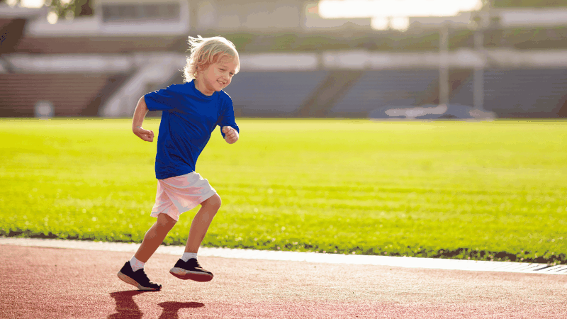 Vận động thường xuyên giúp kích thích phát triển xương và cơ, cải thiện tư thế, tăng tiết hormone tăng trưởng và hỗ trợ bé phát triển chiều cao toàn diện