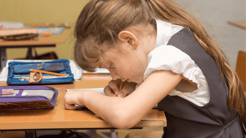 Tư thế sai, mang cặp nặng và ít vận động có thể làm cong vẹo cột sống, ảnh hưởng dáng vóc và sức khỏe xương khớp của trẻ