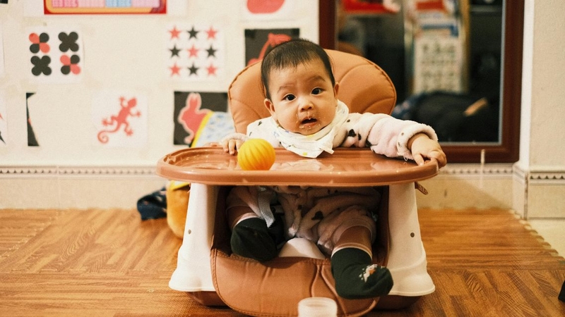 Hướng dẫn cách tập cho bé ngồi ghế ăn dặm hiệu quả 2