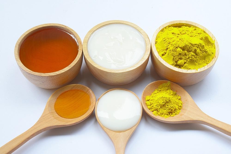 Sử dụng bột nghệ tẩy ria mép hạn chế đau và ngăn lông mọc lại