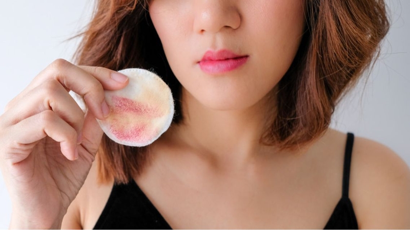 Có nhiều cách tẩy son môi không cần nước tẩy trang bạn có thể áp dụng
