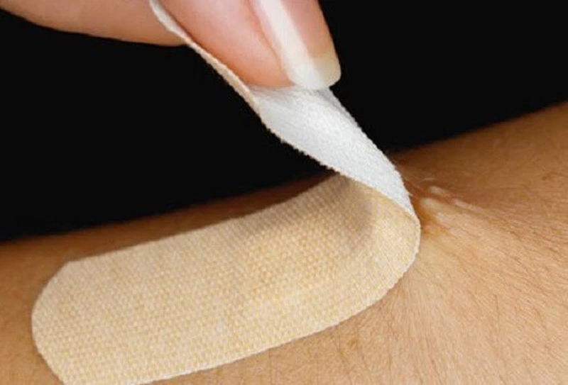 Cách tháo băng keo cá nhân không đau, an toàn 3