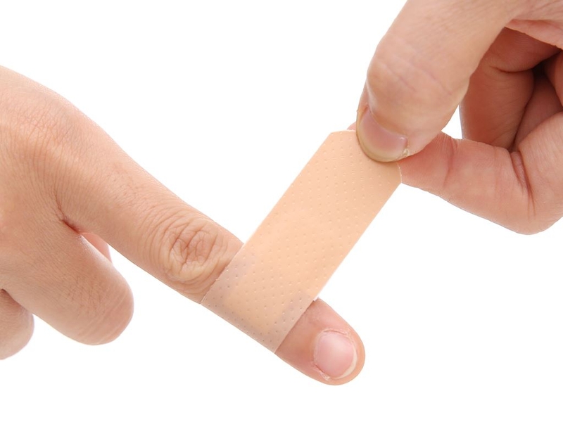 Cách tháo băng keo cá nhân không đau, an toàn 5