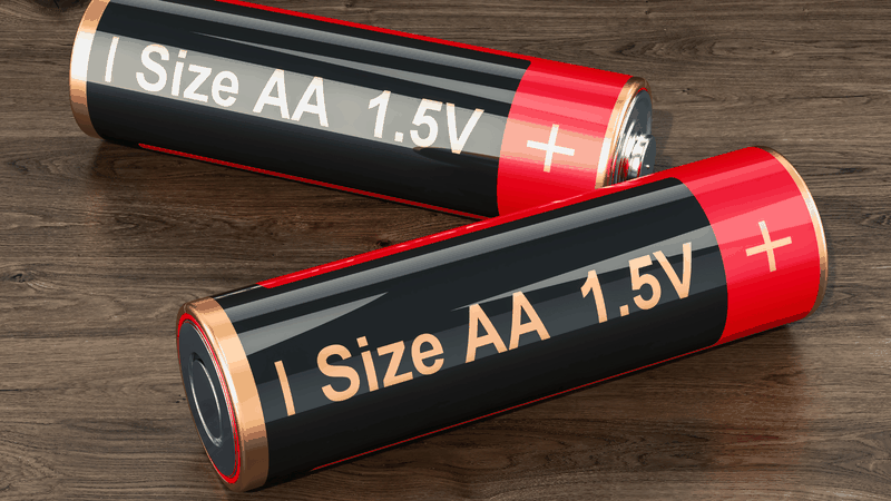 Pin khô (AA) thường được sử dụng trong máy đo huyết áp