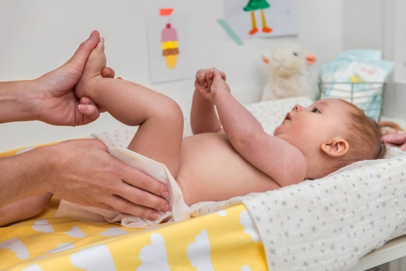 Cách thay tã dán cho trẻ sơ sinh đơn giản nhất 1