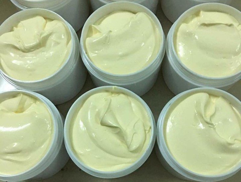 Kem trộn chứa corticoid có chất kem dày đặc và mùi hương liệu rất nồng