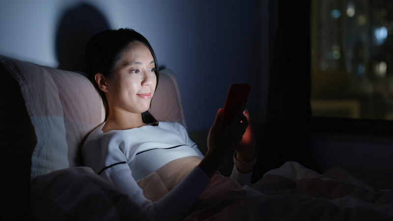 Nên hạn chế dùng thiết bị điện tử trước khi ngủ vì ánh sáng xanh có thể làm bạn khó ngủ hơn