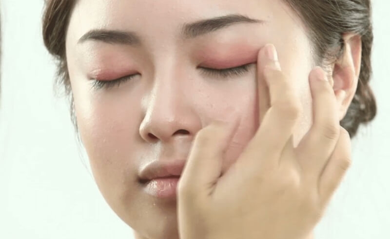 Cách trang điểm mắt bằng son môi cho cô nàng bận rộn 1