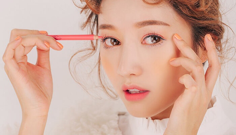 Cách trang điểm mắt bằng son môi cho cô nàng bận rộn 3