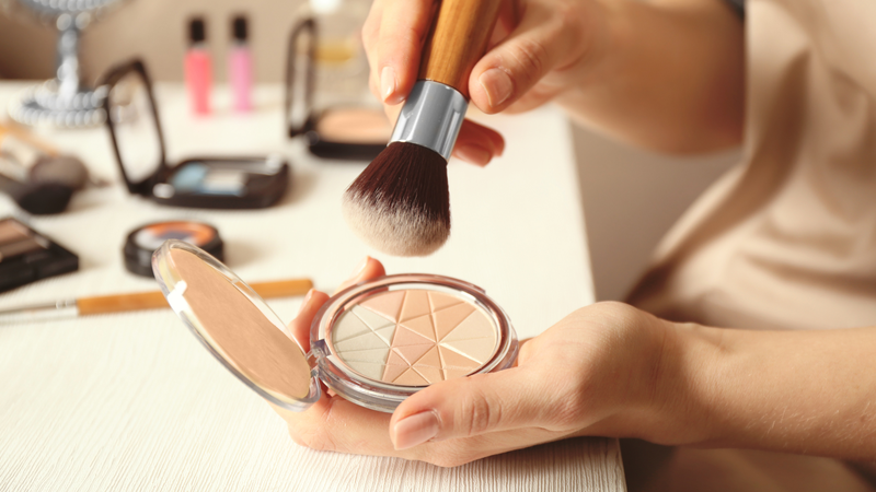 Phủ phấn nhiều ở vùng dễ đổ dầu trên khuôn mặt