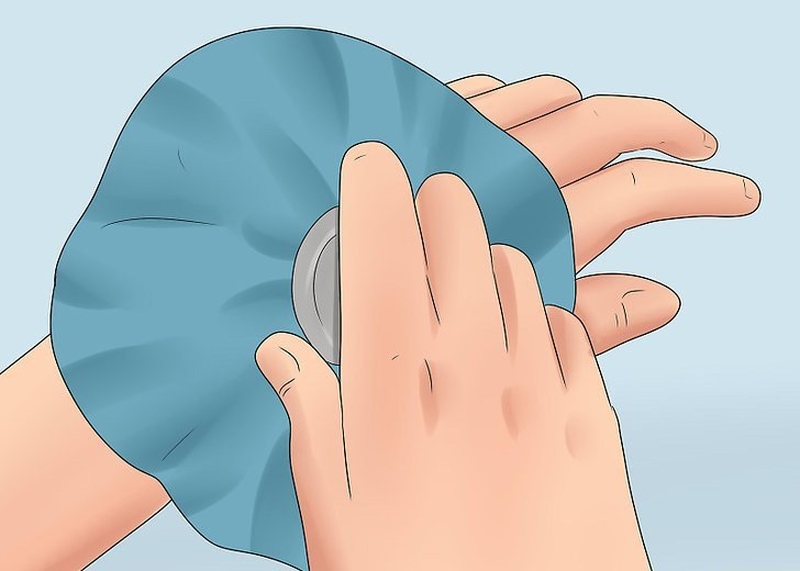 Chườm nóng có tác dụng giảm cứng và đau nhức khớp