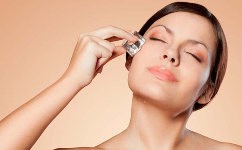 Cách trị bọng mắt bằng nước đá sẽ giúp chị em làm giảm bớt tình trạng bọng mắt sưng húp