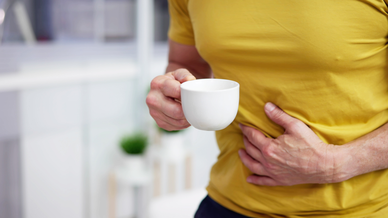 Trà gừng hoặc trà bạc hà có thể hỗ trợ giảm khó chịu do đau bụng quặn