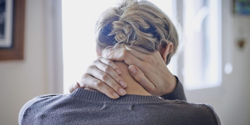 Cách trị đau cổ sau khi ngủ