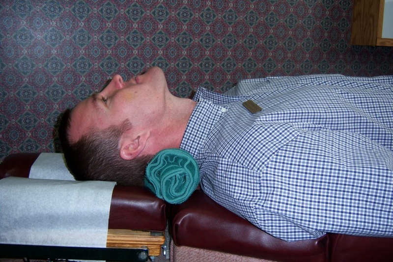 Cách trị đau cổ sau khi ngủ 2