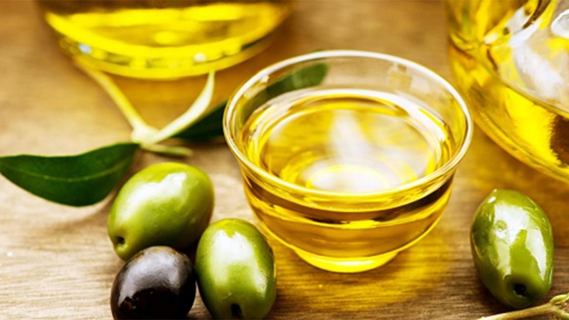 Cách trị mụn bằng dầu mù u kết hợp dầu oliu