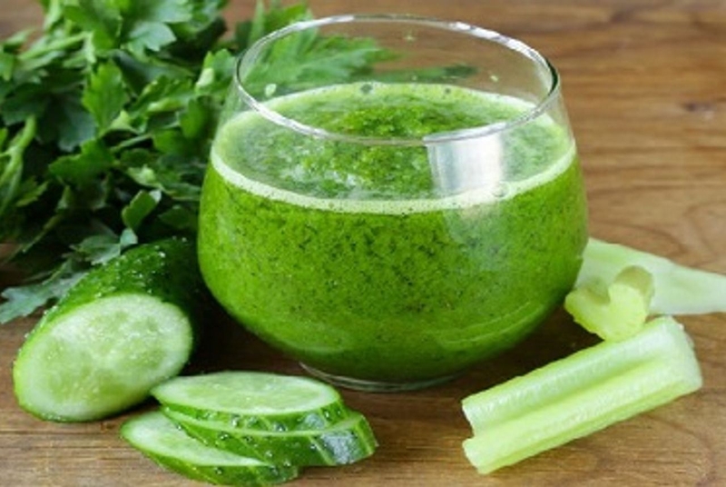 dùng nước ép dưa leo trị thâm mắt