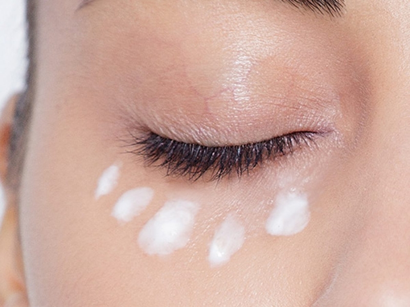 dùng kem dưỡng trị thâm mắt