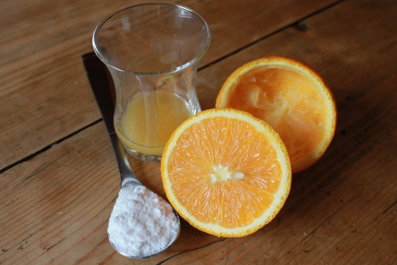 Trị viêm nang lông bằng baking soda và nước cam