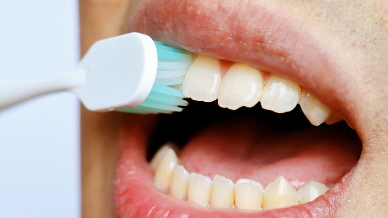 Vệ sinh răng đúng cách góp phần kiểm soát mảng bám và vết ố do cà phê