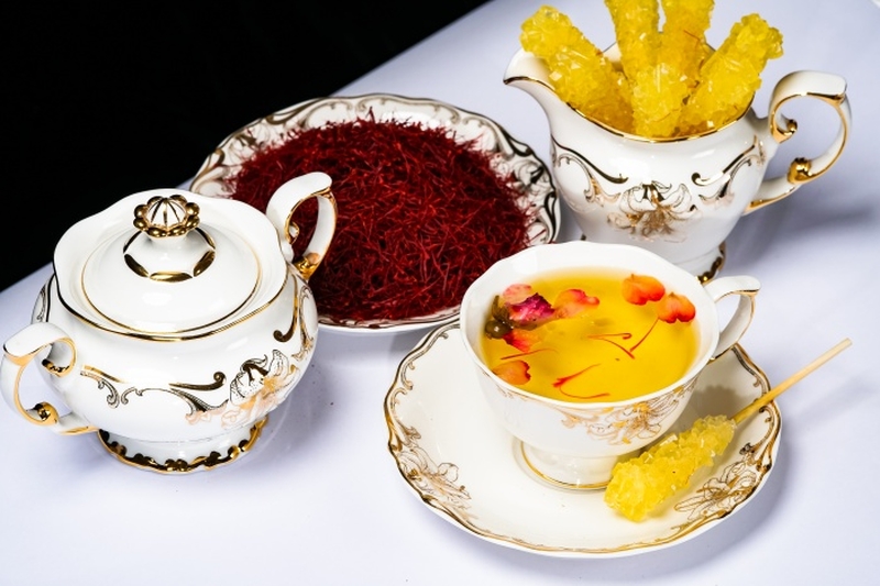 Trong nụ hồng khô có chứa một lượng vitamin C dồi dào, khi kết hợp với nhụy hoa nghệ tây&nbsp;sẽ tăng cường sự tươi trẻ cho làn da