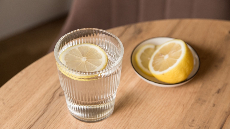 Mọi người cần lưu ý cách uống nước chanh muối ấm buổi sáng để giảm cân an toàn