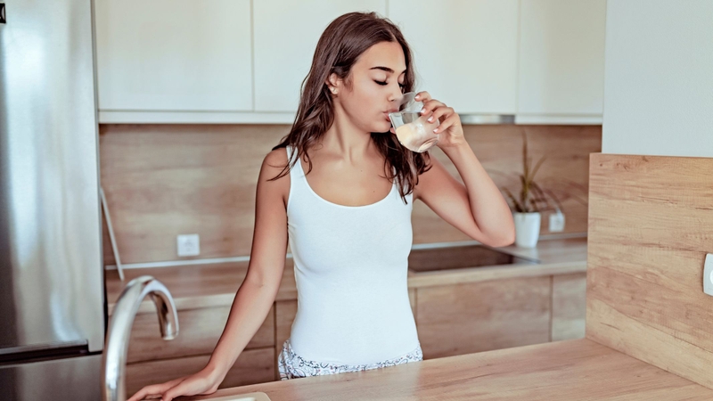 Uống bao nhiêu nước là đủ mà không bị đi tiểu nhiều?