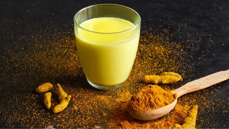 Uống sữa tươi với tinh bột nghệ hỗ trợ tăng cường hệ miễn dịch cơ thể