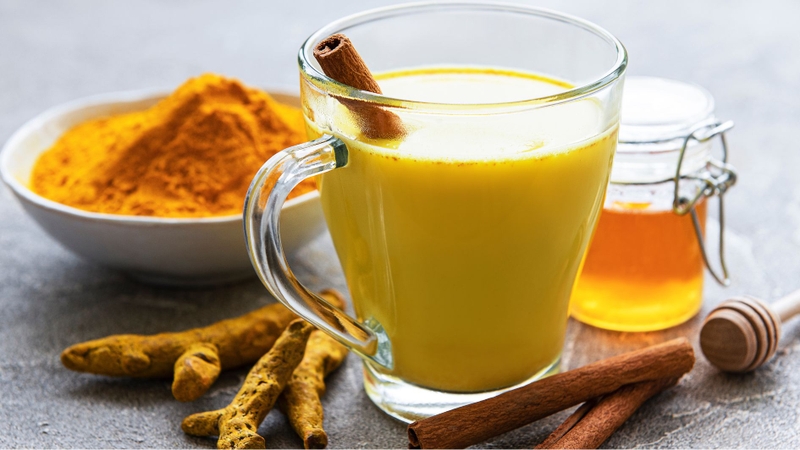 Không nên uống sữa nghệ cùng lúc với thuốc