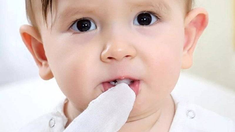 Cách vệ sinh răng miệng cho bé 1 tuổi giúp mọc răng sữa dễ dàng 2