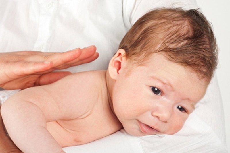 Cách vỗ long đờm cho trẻ an toàn 1