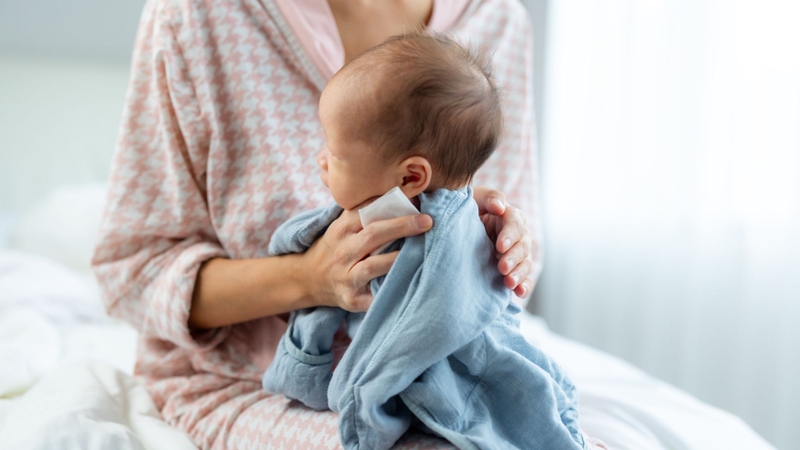 Cách vỗ ợ hơi cho trẻ sơ sinh dưới 1 tháng tuổi 2
