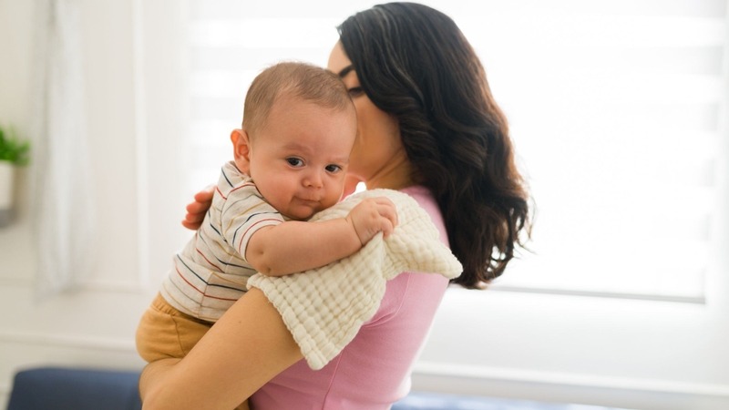Cách vỗ ợ hơi cho trẻ sơ sinh dưới 1 tháng tuổi 4