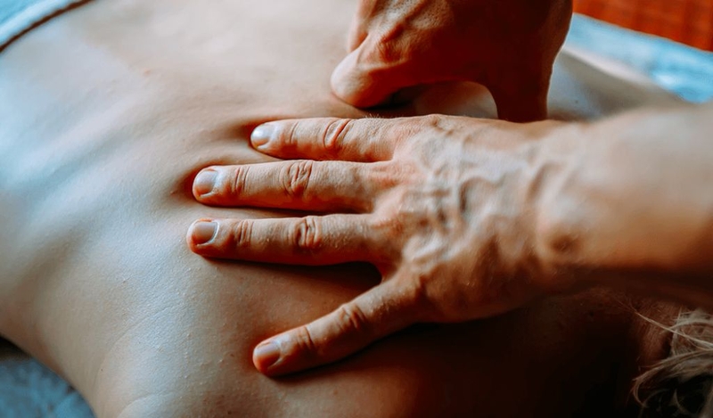 Cách xoa bóp bấm huyệt chữa đau vai gáy an toàn, hiệu quả 2