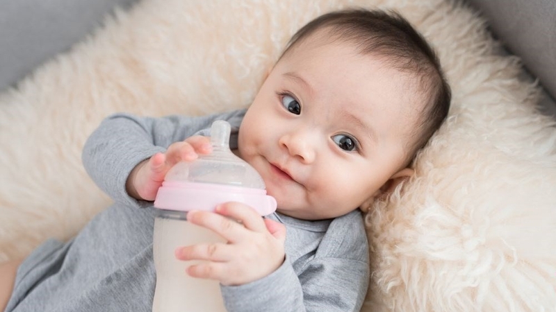 Cách xử lí bé 8 tháng không chịu uống sữa 3