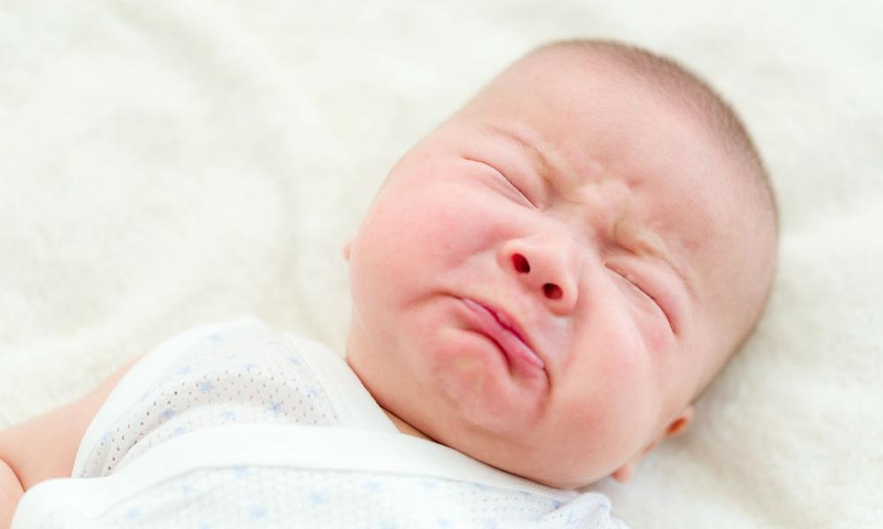 Cách xử lý hiệu quả khi bé bị sưng môi trên 2